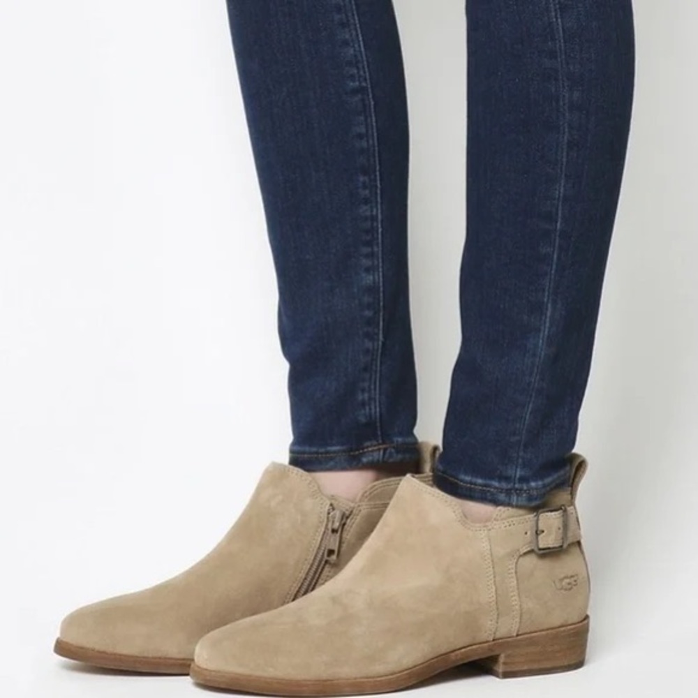 EUC Ugg Kelsea Suede Buckle Ankle Boots in Taupe - Size 6.5